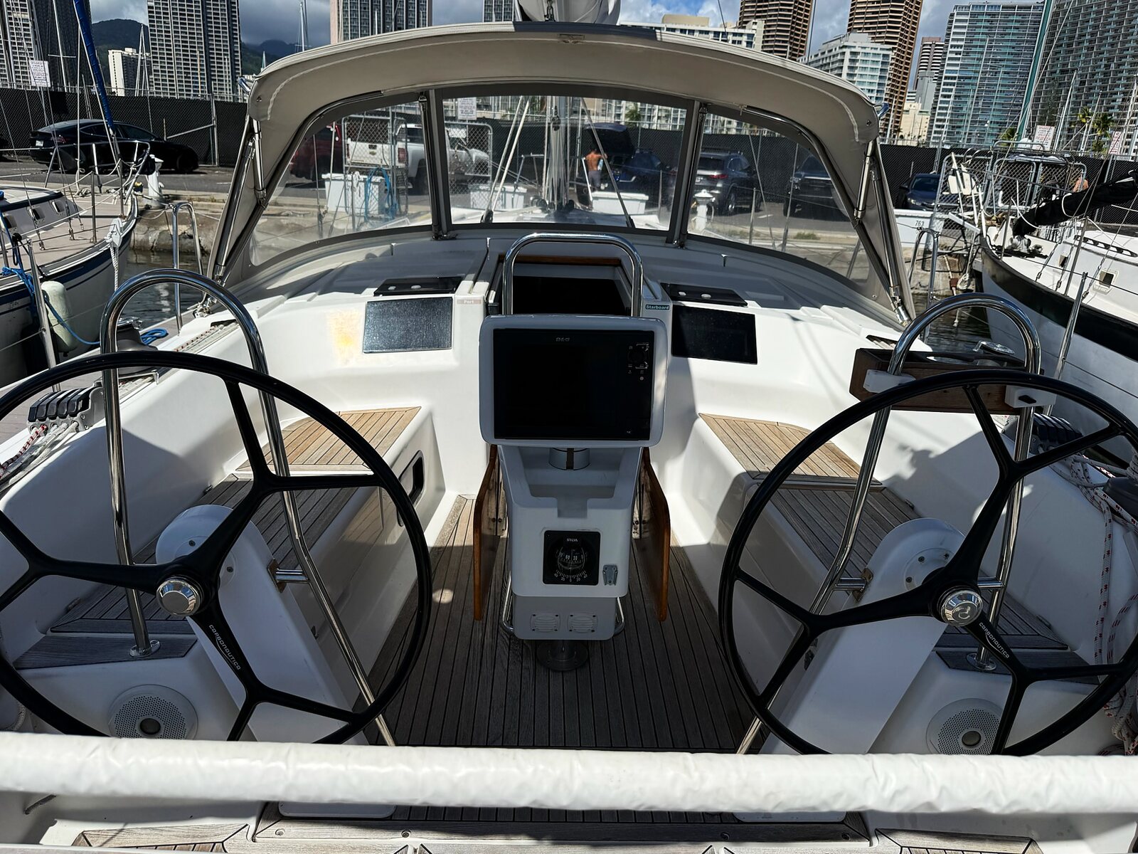 2014 Hanse 385 "Effortless" for sale, Honolulu Hawaii &mdash; Cockpit looking forward to the companionway (photo 11 of 29)
