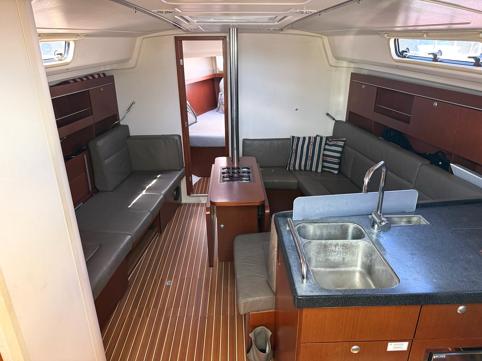 2014 Hanse 385 "Effortless" for sale, Honolulu Hawaii &mdash; Saloon looking forward to the cabin (photo 15 of 29)