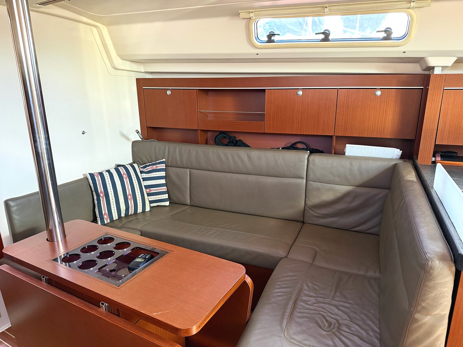 2014 Hanse 385 "Effortless" for sale, Honolulu Hawaii &mdash; Saloon settee and table (photo 16 of 29)