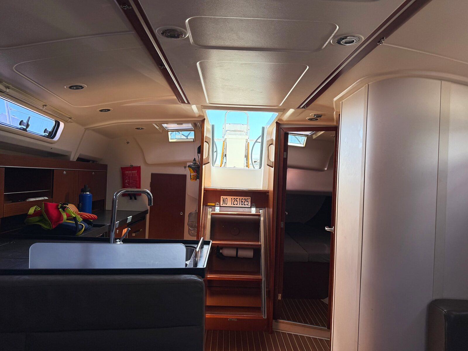 2014 Hanse 385 "Effortless" for sale, Honolulu Hawaii &mdash; Interior looking aft to the companionway (photo 21 of 29)