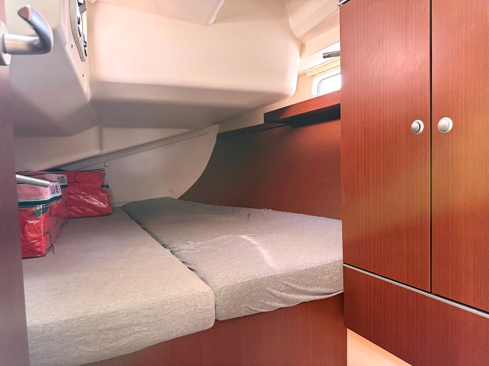 2014 Hanse 385 "Effortless" for sale, Honolulu Hawaii &mdash; Forward cabin berth (photo 23 of 29)