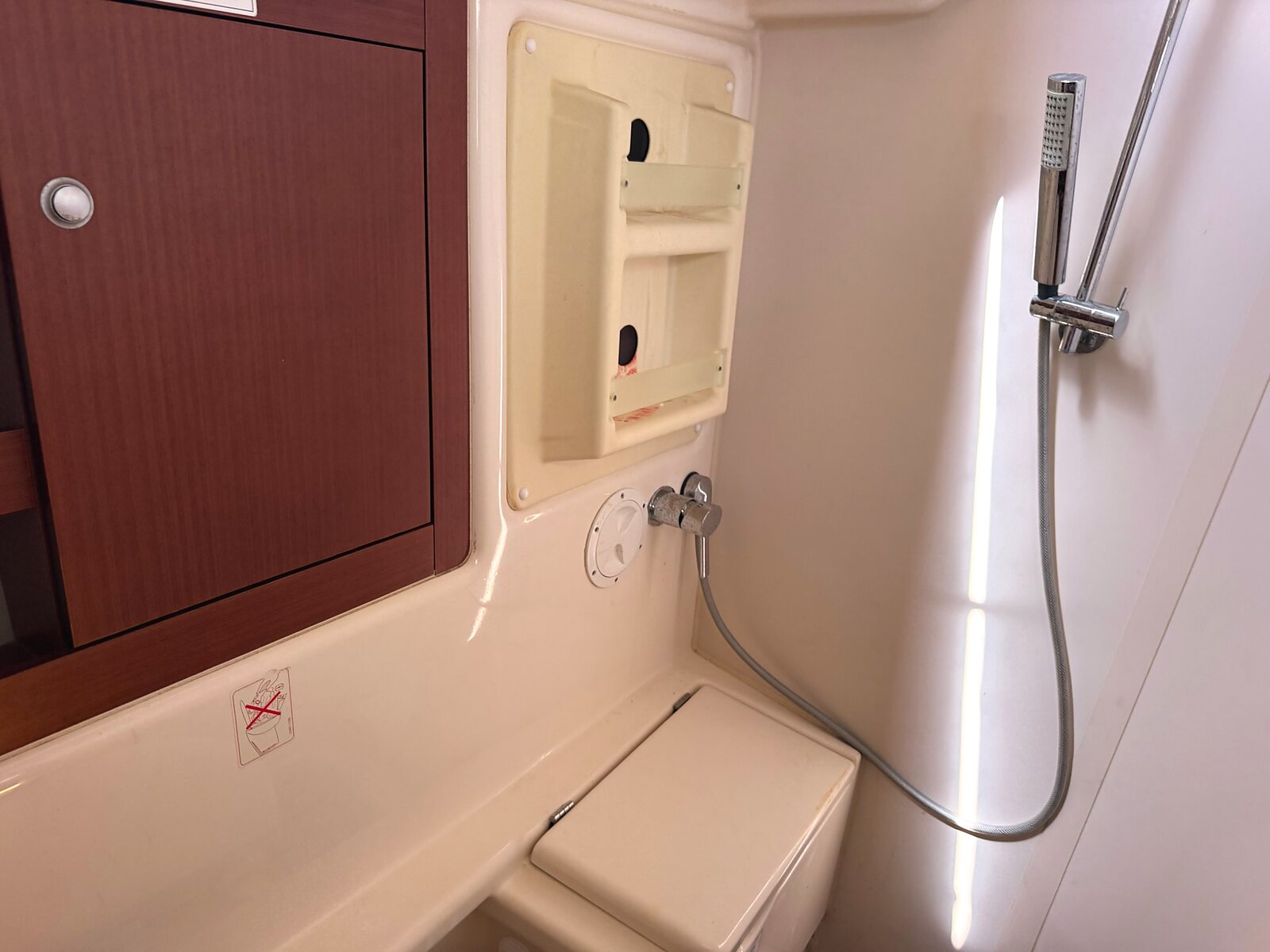 2014 Hanse 385 "Effortless" for sale, Honolulu Hawaii &mdash; Separate stall shower (photo 25 of 29)