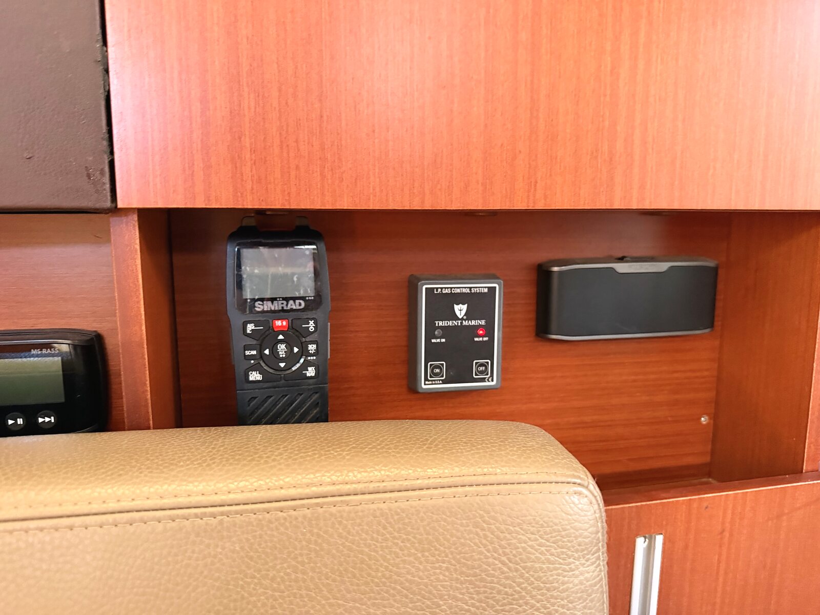 2014 Hanse 385 "Effortless" for sale, Honolulu Hawaii &mdash; Simrad autopilot remote and emergency start panel (photo 28 of 29)