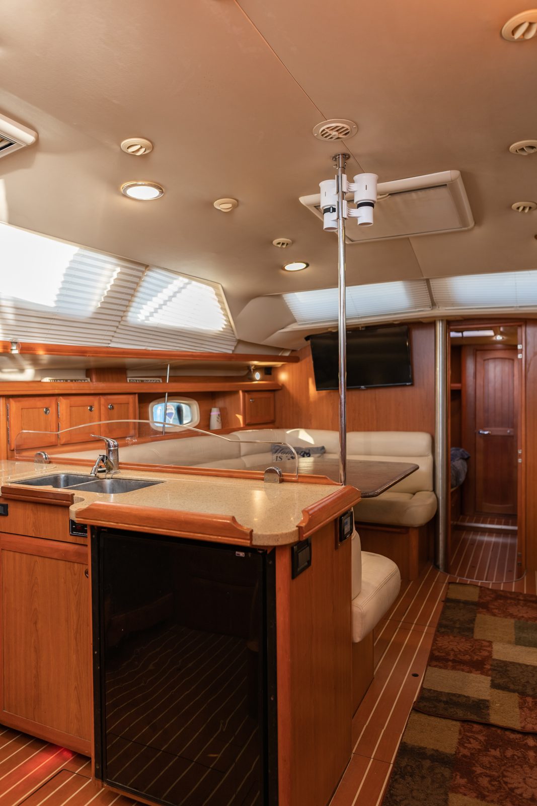 2008 Hunter 45 Deck Salon Praha bluewater sailing yacht for sale in Honolulu, Hawaii — photo 12