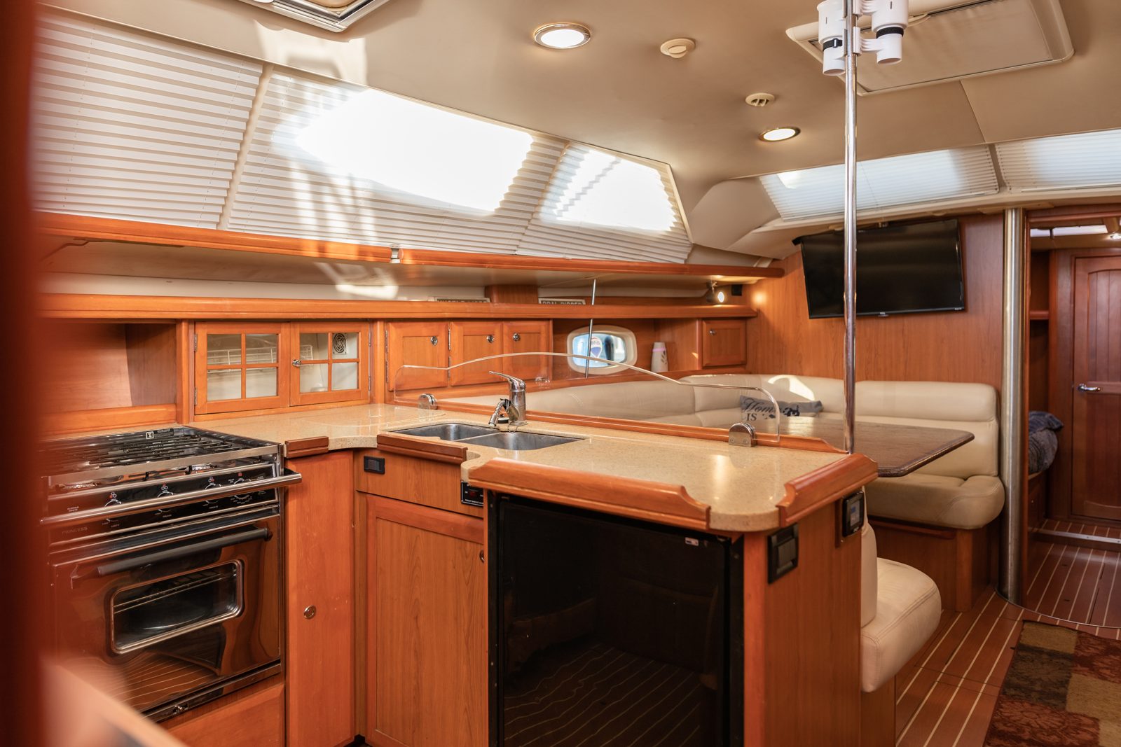 2008 Hunter 45 Deck Salon Praha bluewater sailing yacht for sale in Honolulu, Hawaii — photo 13