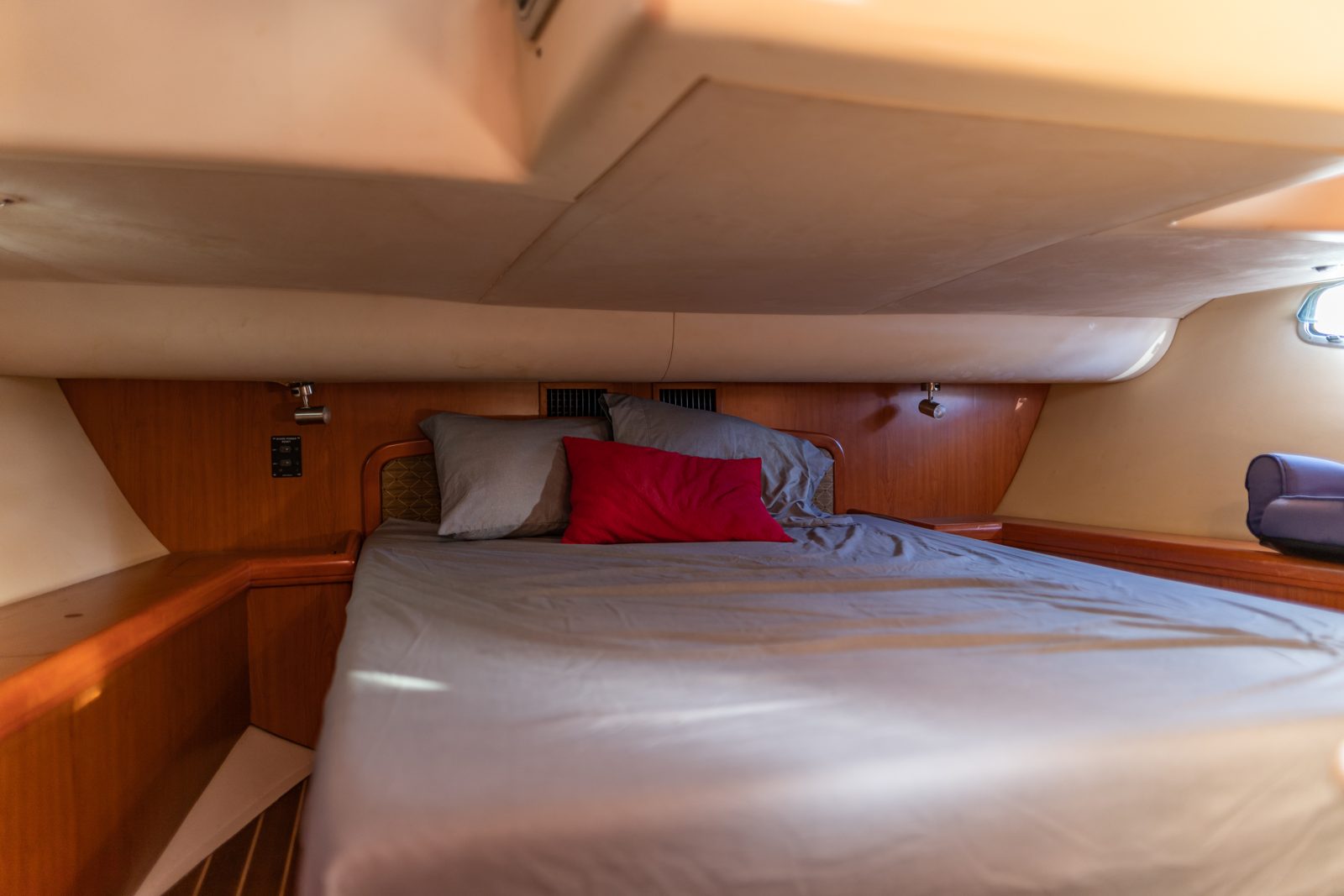 2008 Hunter 45 Deck Salon Praha bluewater sailing yacht for sale in Honolulu, Hawaii — photo 14