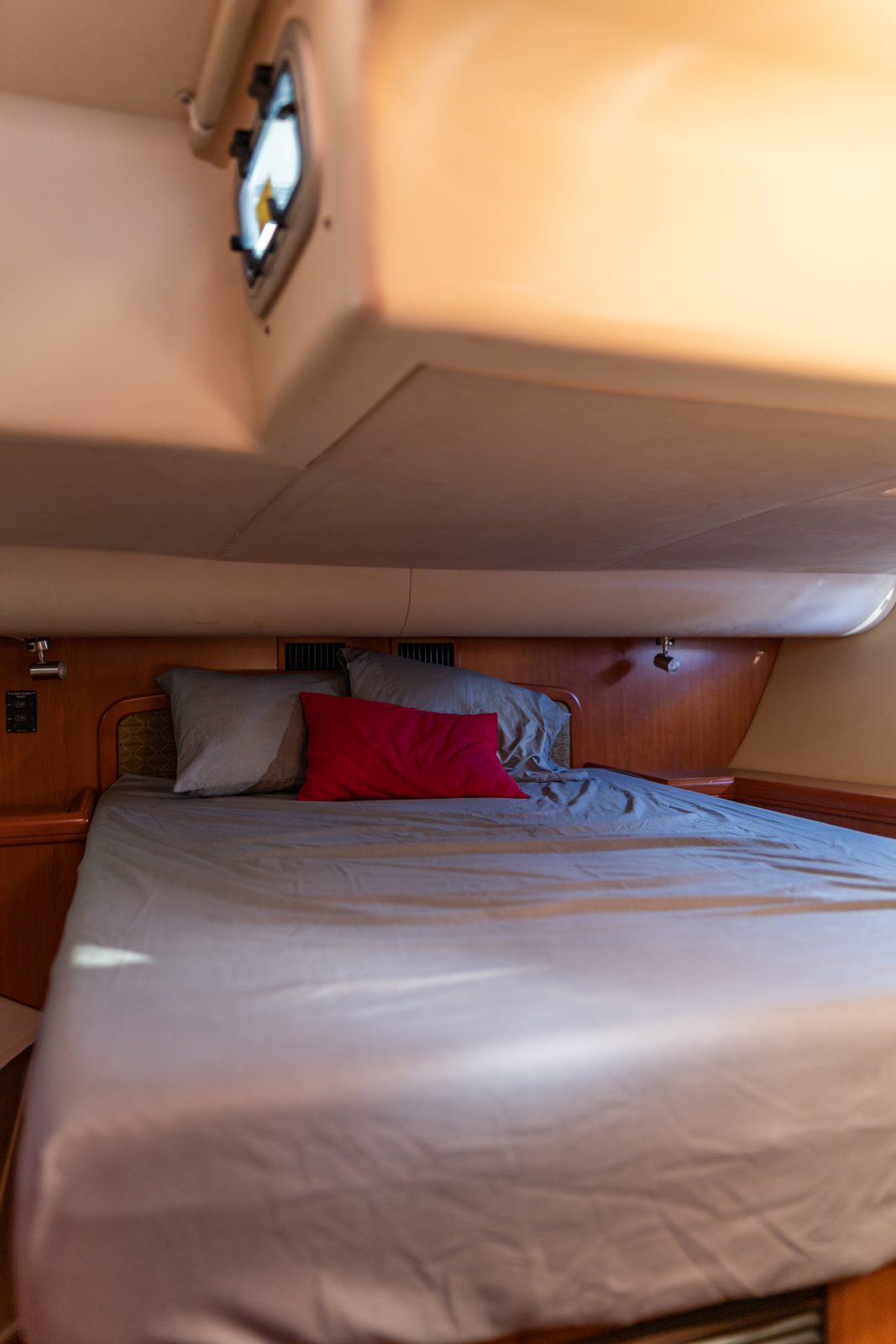 2008 Hunter 45 Deck Salon Praha bluewater sailing yacht for sale in Honolulu, Hawaii — photo 15