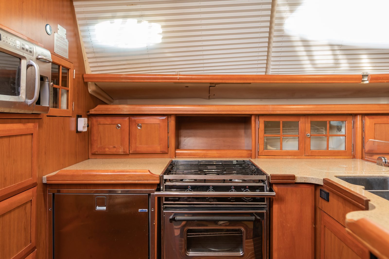 2008 Hunter 45 Deck Salon Praha bluewater sailing yacht for sale in Honolulu, Hawaii — photo 17