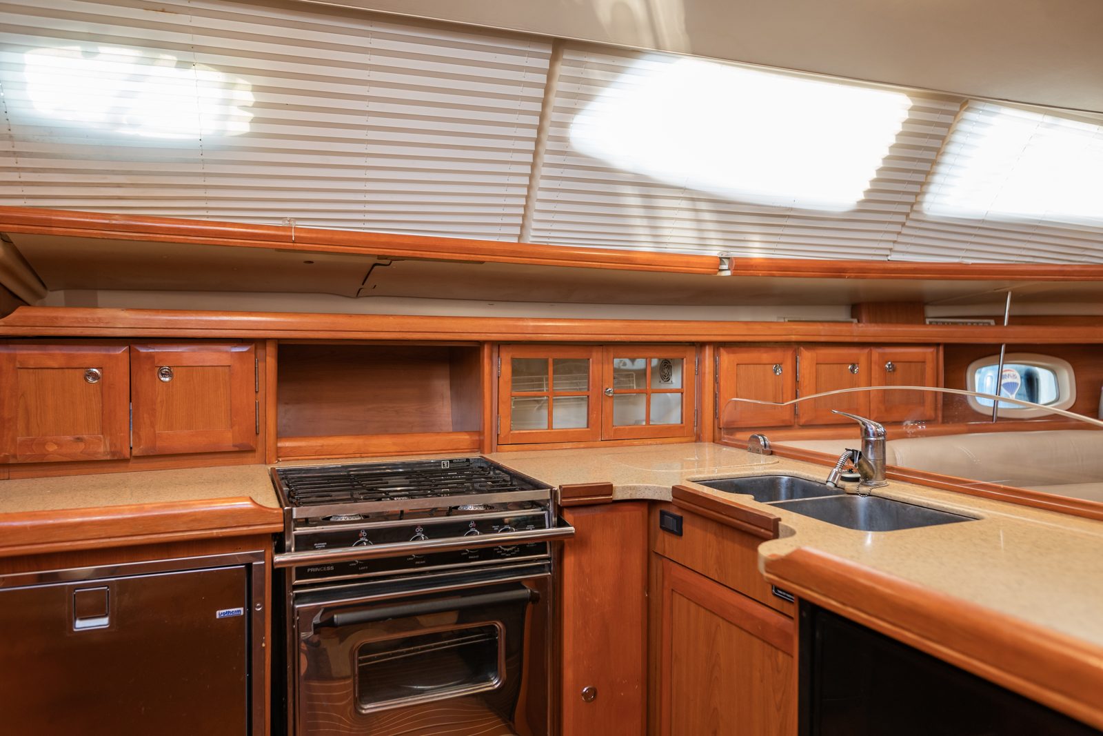 2008 Hunter 45 Deck Salon Praha bluewater sailing yacht for sale in Honolulu, Hawaii — photo 18