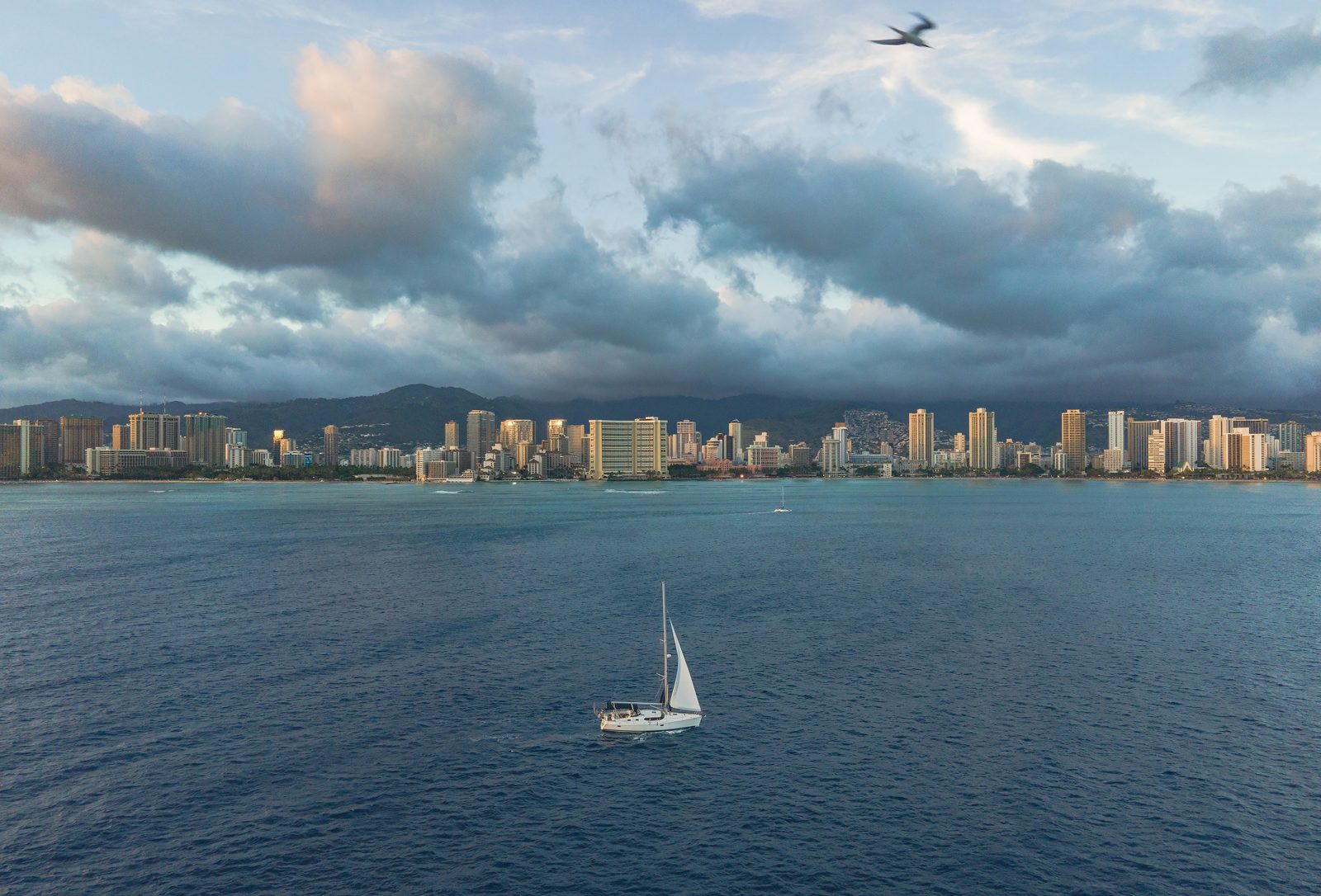 2008 Hunter 45 Deck Salon Praha bluewater sailing yacht for sale in Honolulu, Hawaii — photo 4