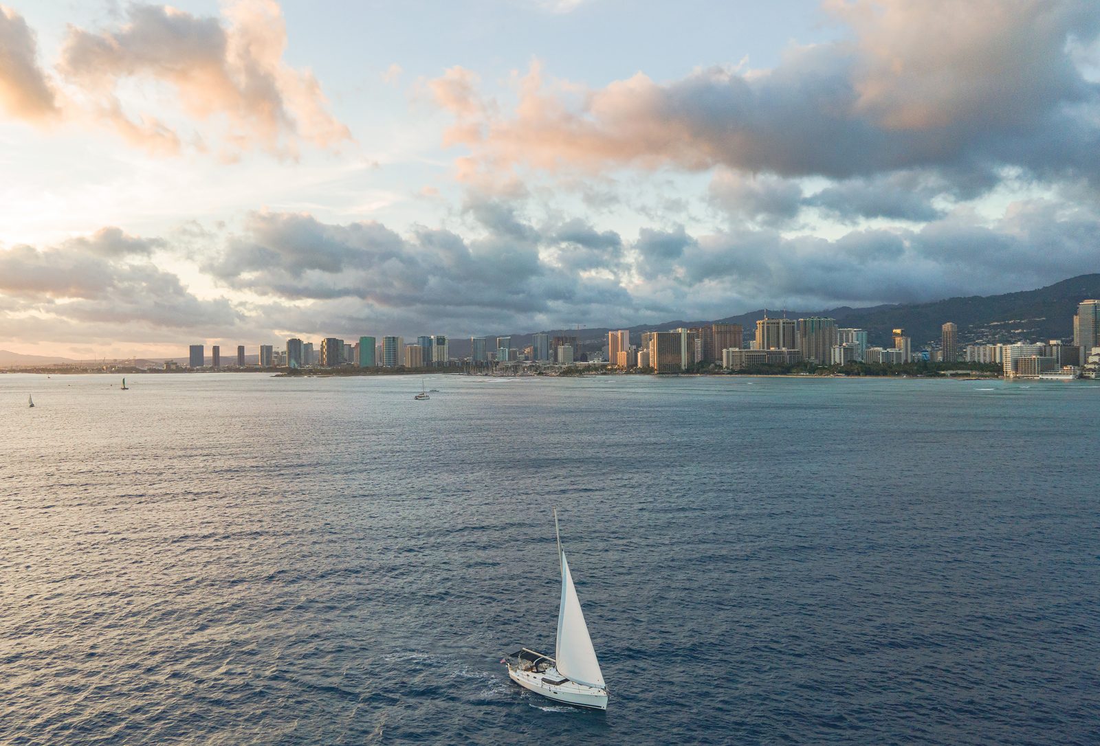 2008 Hunter 45 Deck Salon Praha bluewater sailing yacht for sale in Honolulu, Hawaii — photo 5