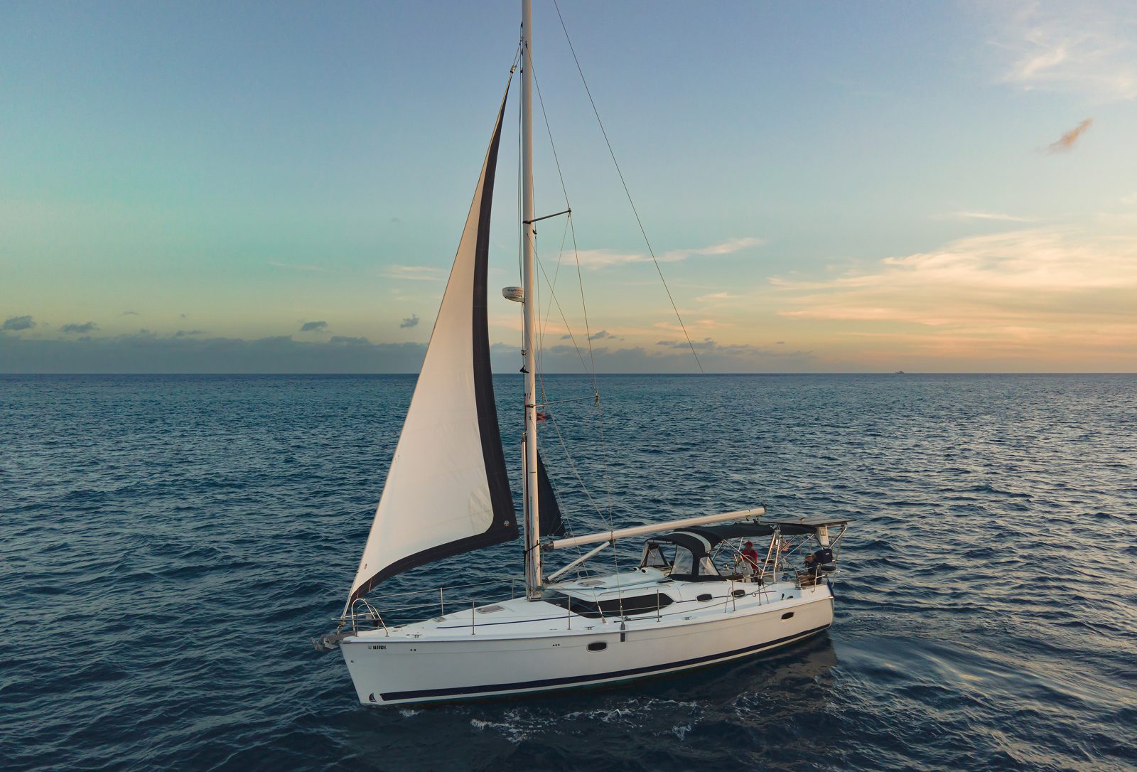 2008 Hunter 45 Deck Salon Praha bluewater sailing yacht for sale in Honolulu, Hawaii — photo 8
